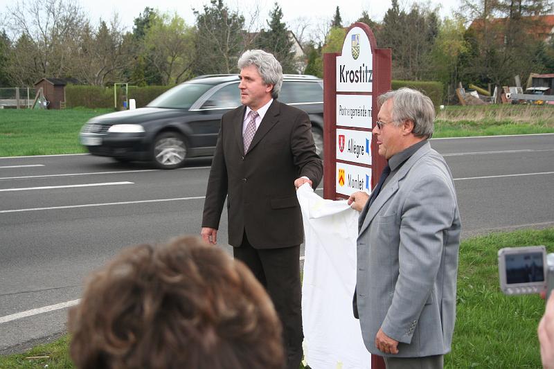 b - plaque commemorative (18).JPG - Inauguration de la plaque du jumelage - avec son homologue français Gérard Chapelle.